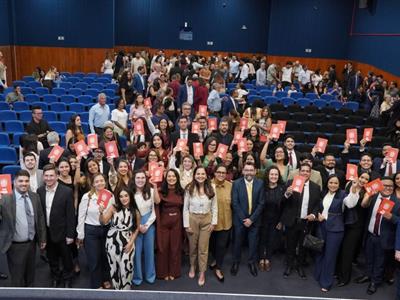 Notícia destaque: Novos advogados e advogadas recebem a carteira da OAB-MT, durante evento na Seccional 