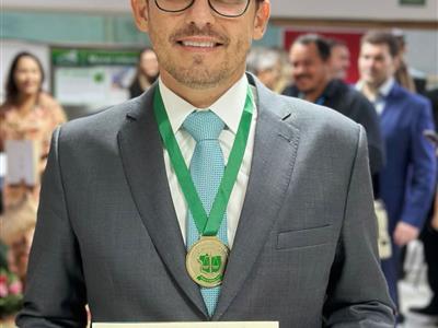 Foto da Notícia: Em cerimônia de 39 anos da Esmagis, presidente da ESA-MT, Giovane Santin, recebe Medalha de Mérito